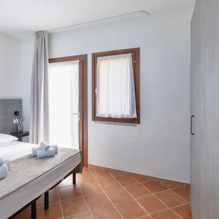With Swimming-pool In Isola Rossa, Just About 2 Km From The La Marinedda Appart hôtel